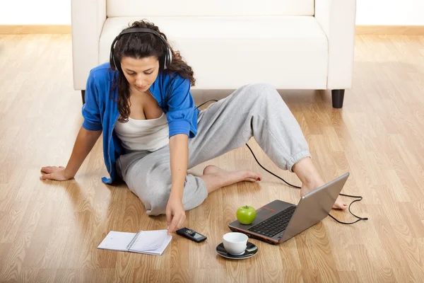 Girl Sitting Floor Working Laptop — 스톡 사진