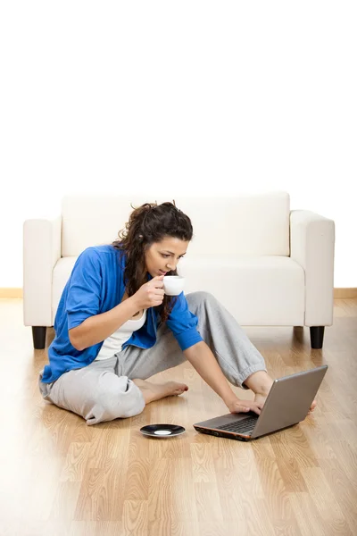 Portrait Girl Seated Floor Using Laptop Cup Coffee — 图库照片