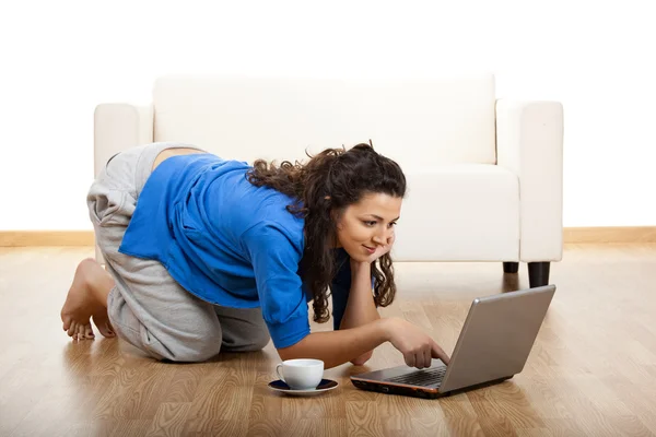 Girl using a laptop — Stock Photo, Image