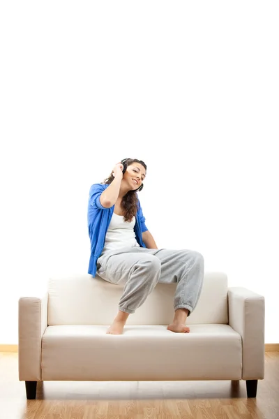 Porträt Eines Mädchens Das Auf Der Couch Sitzt Und Telefoniert — Stockfoto