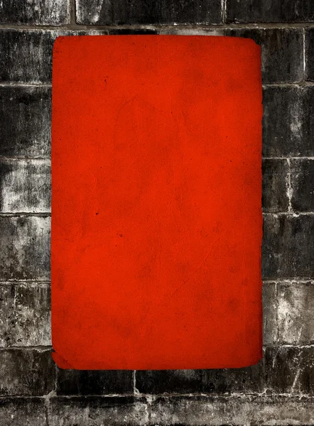 古い石造り壁の上の赤いグランジ背景 — ストック写真