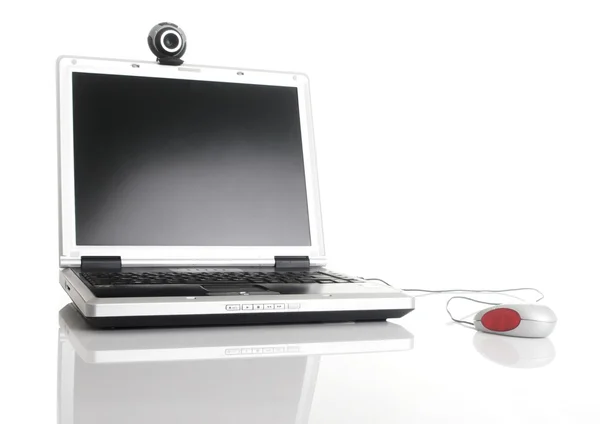 反射を持つテーブル上のウェブカメラとラップトップ — ストック写真