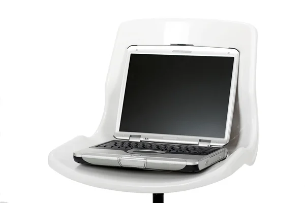 一台笔记本电脑在椅子上被隔绝在白色的图片 — 图库照片