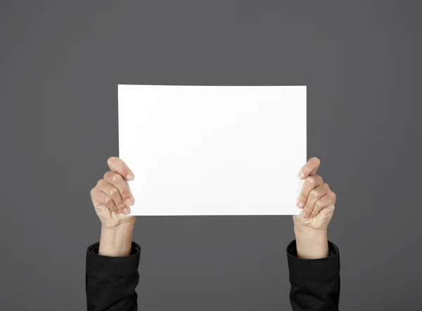 Sosteniendo una tarjeta de papel — Foto de Stock