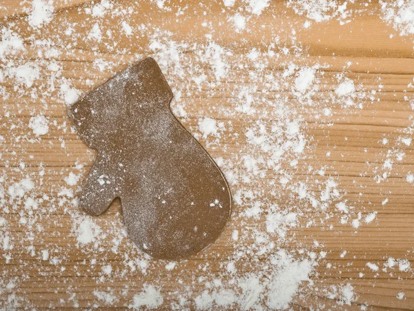 手袋の形状と自家製ジンジャーブレッド クリスマス クッキーを焼く — ストック写真