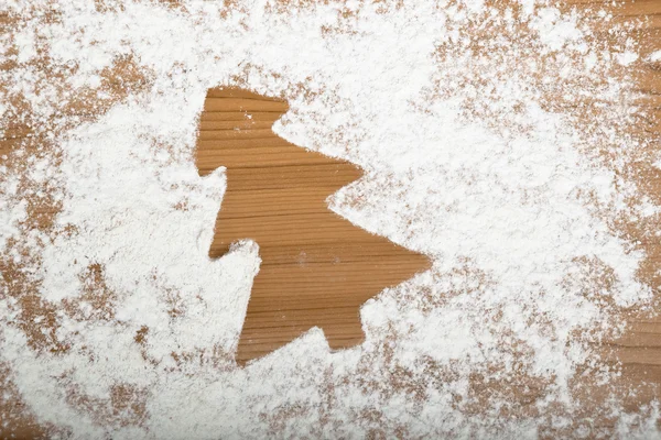 上桌的面粉姜饼饼干形状 — 图库照片