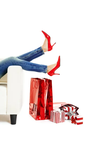 Frauenbeine Mit Sexy Roten Schuhen Über Weihnachtsgeschenke — Stockfoto