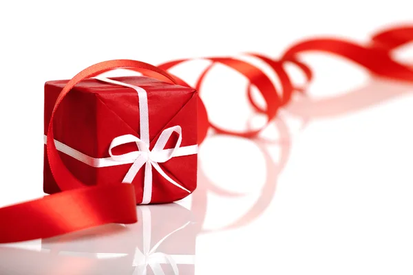 Красный Подарок Красной Лентой Подарок Изолированные Белом Фоне — стоковое фото