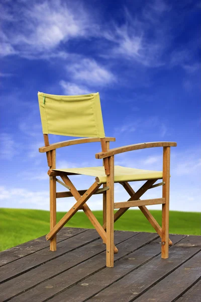 Varanda Madeira Com Uma Cadeira Fundo Belo Prado Verde — Fotografia de Stock