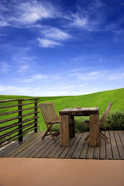 Szép Kültéri Hely Egy Asztal Szék Beackground Egy Gyönyörű Zöld — Stock Fotó