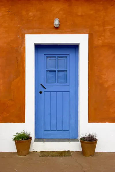 Piękny Zabawny Pomarańczowy Dom Niebieskie Drzwi Okien — Zdjęcie stockowe