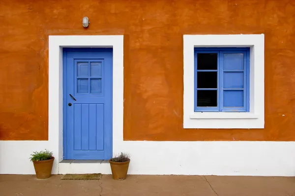 Janela azul e porta — Fotografia de Stock