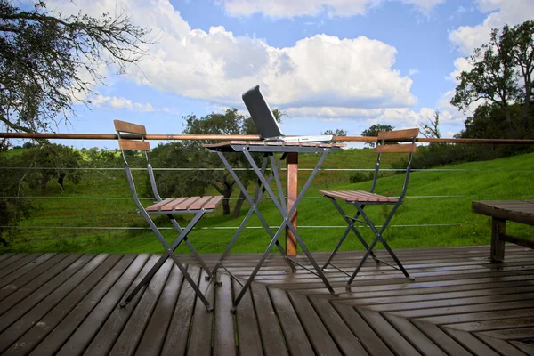 Holztisch Und Stuhl Mit Laptop — Stockfoto