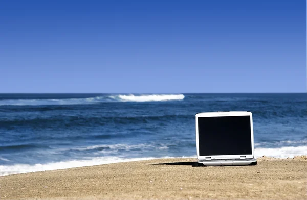 Ανοίξτε Φορητό Υπολογιστή Μια Πανέμορφη Παραλία Μεγάλη Μπλε Ουρανό — Φωτογραφία Αρχείου