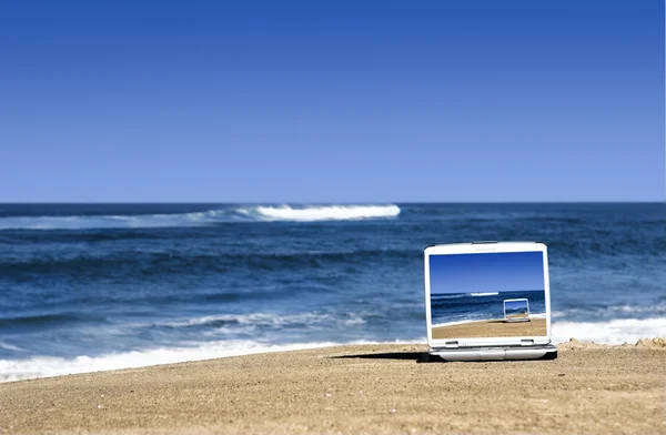 Laptop na praia — Fotografia de Stock