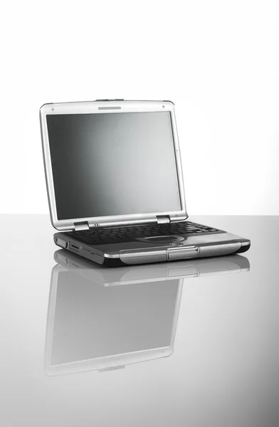 Laptop Abierto Escritorio Con Relfection — Foto de Stock