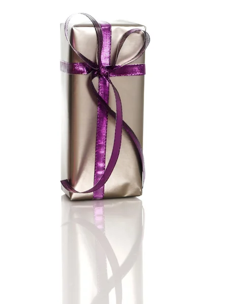 Серебряный Подарок Фиолетовыми Ремешками Белом Рефлексией — стоковое фото