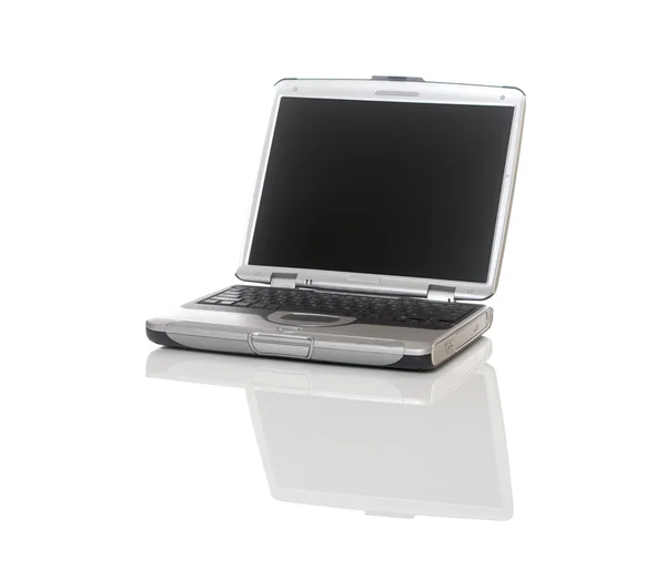 Silberner Laptop Auf Weiß Mit Reflexion — Stockfoto
