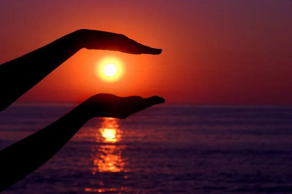 Weibliche Hände Silhouette Hält Die Sonne — Stockfoto