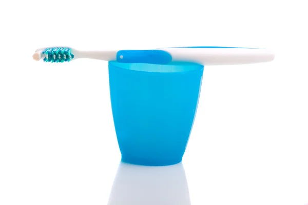 Hygieneartikel Zahnbürste Auf Einer Tasse Isoliert Auf Weißem Hintergrund — Stockfoto