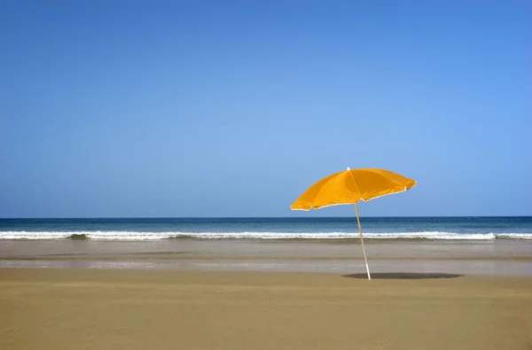 Όμορφη Ήσυχη Παραλία Ένα Πορτοκαλί Καπέλο Στην Άμμο — Φωτογραφία Αρχείου