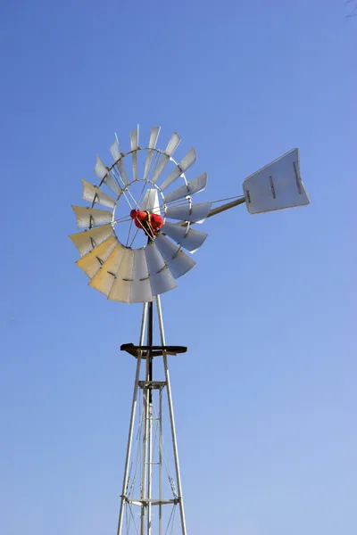 Картина Ферми Вітряка Великим Блакитним Небом Задньому Плані — стокове фото