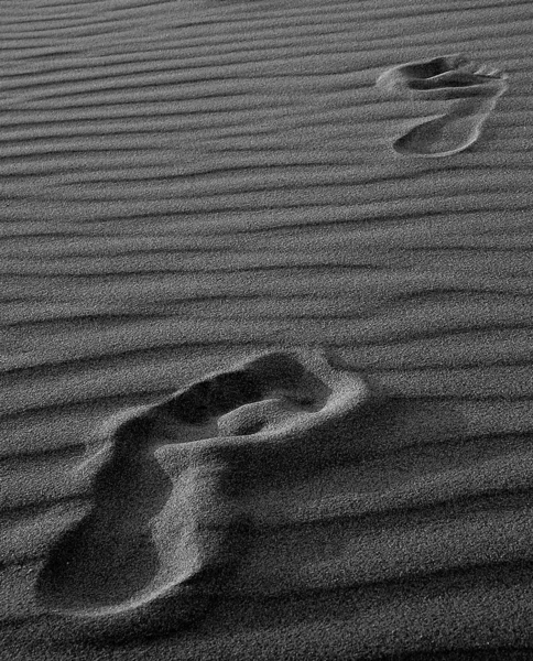 Segni di passi nella sabbia — Foto Stock