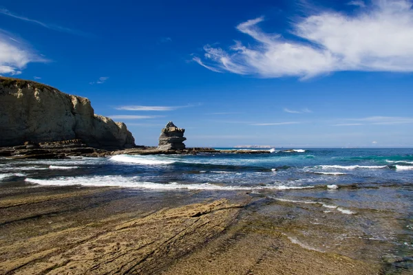 Kayalar Ile Güzel Bir Plaj Manzara Resmi — Stok fotoğraf