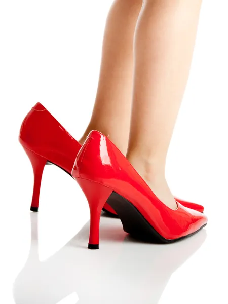 Стройная деваха в красных туфлях