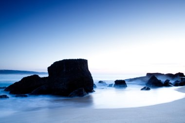 manzara resim gün batımında sahilde taş