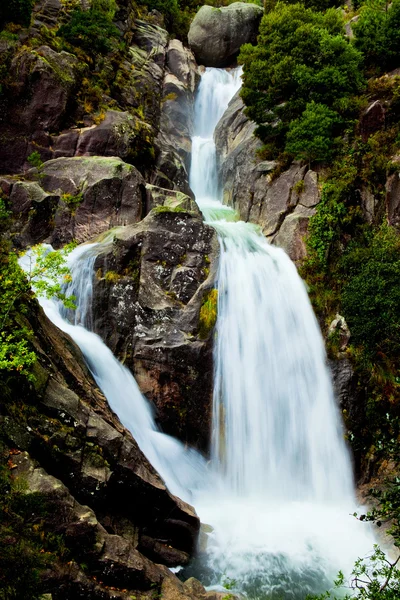 Красивий Водоспад Прісної Чистої Води — стокове фото