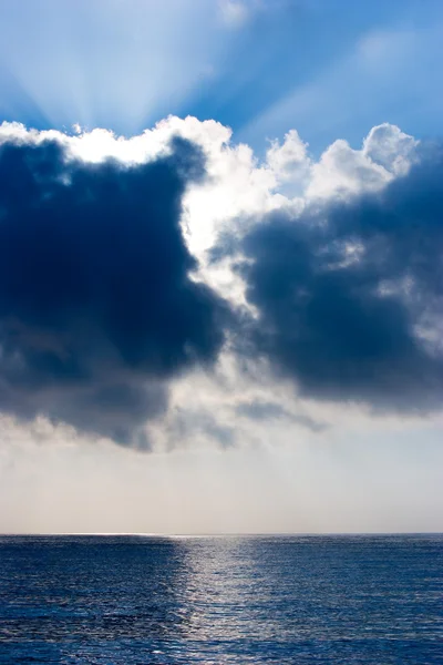 Obraz Pięknej Piaszczystej Plaży Chmury Obejmujące Słońca — Zdjęcie stockowe