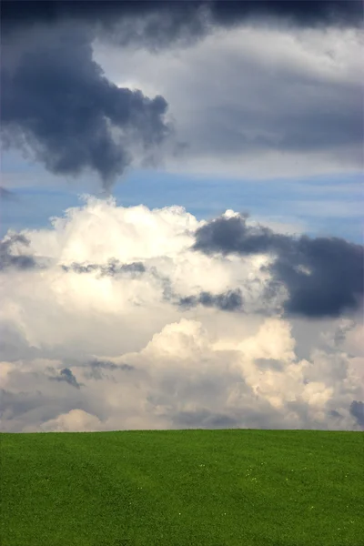 Hermosa Colina Verde Con Bonito Cielo Nublado — Foto de Stock