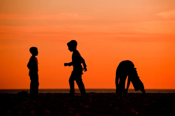 孩子们玩足球在海滩上很开心 — 图库照片