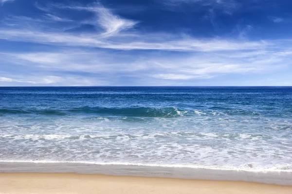 Όμορφη Παραλία Λευκή Άμμο Και Μπλε Νερά — Φωτογραφία Αρχείου