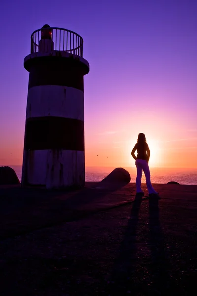 Deniz Fenerinin Güzel Manzarası Gün Batımına Bakan Bir Kadın — Stok fotoğraf