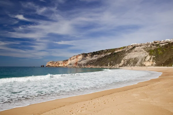 ナザレ ポルトガルからの美しいビーチの風景の画像 — ストック写真