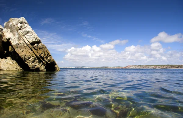 Bella Spiaggia Blu Con Rocce Acqua Turchese — Foto Stock