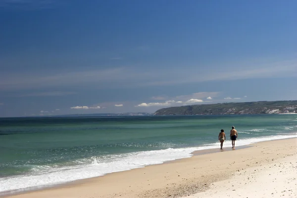 美しいビーチで白い砂の上を歩いてのカップル — ストック写真