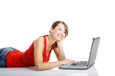 dizüstü bilgisayar kullanan genç kadın