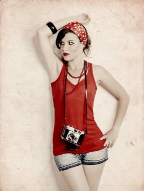 Pin-up kızı ile bir fotoğraf makinesi