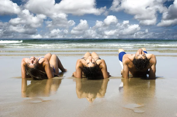 Amigos en la playa — Foto de Stock