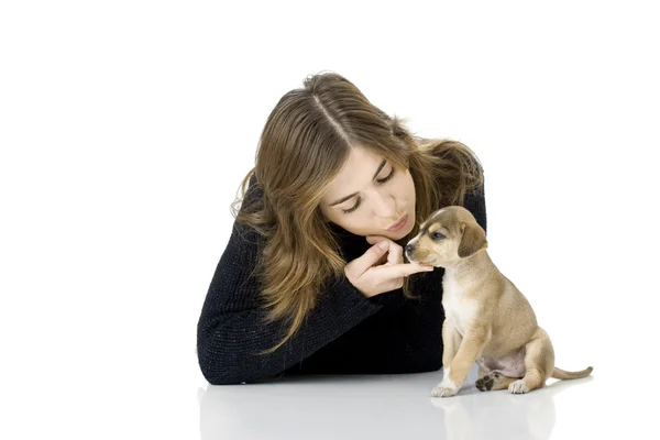 Vrouw met een puppy — Stockfoto
