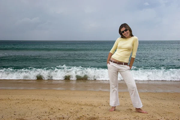 Γυναίκα στην παραλία — Φωτογραφία Αρχείου