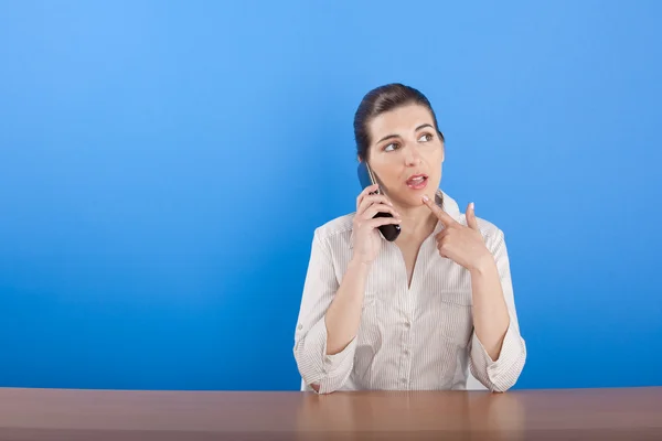 Mujer de negocios llamando por teléfono — Foto de Stock