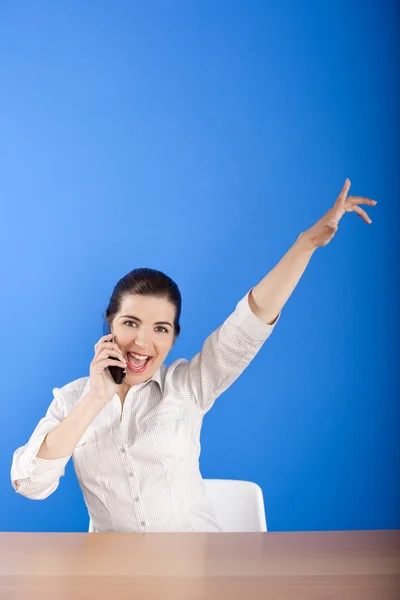 Szczęśliwa kobieta zawijających do telefonu — Zdjęcie stockowe