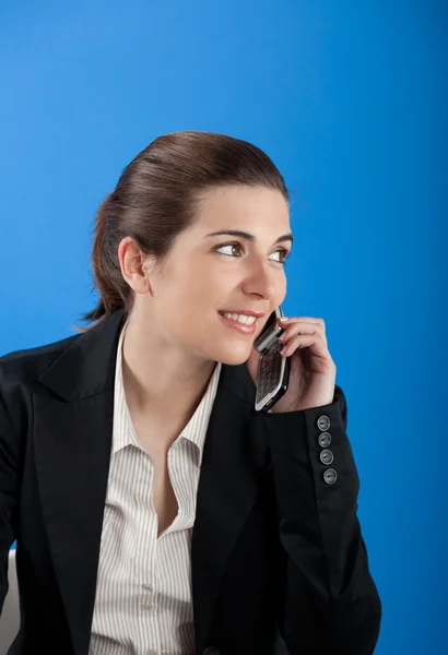 Affärskvinna ringa på telefon — Stockfoto