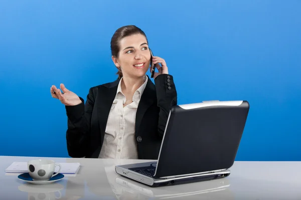 Mujer de negocios llamando por teléfono — Foto de Stock