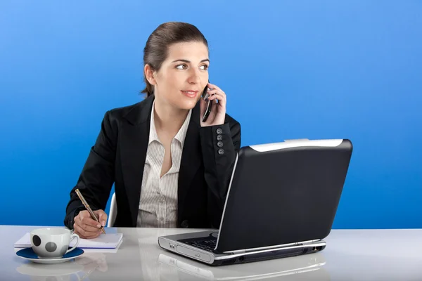 Mulher de negócios ligando para o telefone — Fotografia de Stock