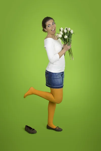 Счастливая девушка с тюльпанами — стоковое фото